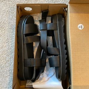 NIB Sorel Roaming Criss Cross sandals. Size 8